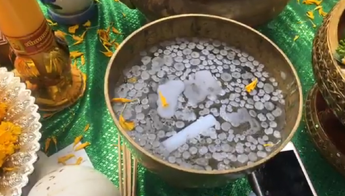 แห่ส่องก่อนหวยออก !!! "นาคน้อย" รำถวาย หยดน้ำตาเทียนใส่อ่างน้ำมนต์ ผู้ศรัทธาจ้องดูเลขกลางพิธี (คลิป)