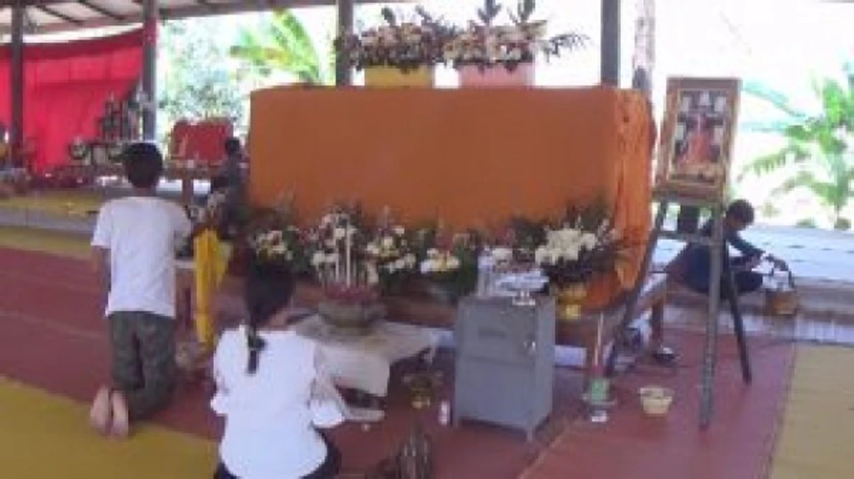 สุดสมถะ!! ย้อนชมจริยวัตร "หลวงปู่ข้าวแห้ง" ศิษย์หลวงปู่สรวง พระสงฆ์ผู้สมถะ ในกุฏิไม่มีทรัพย์สมบัติใดๆ ใช้ชีวิตเรียบง่าย สละแล้วซึ่งทุกสิ่ง!!