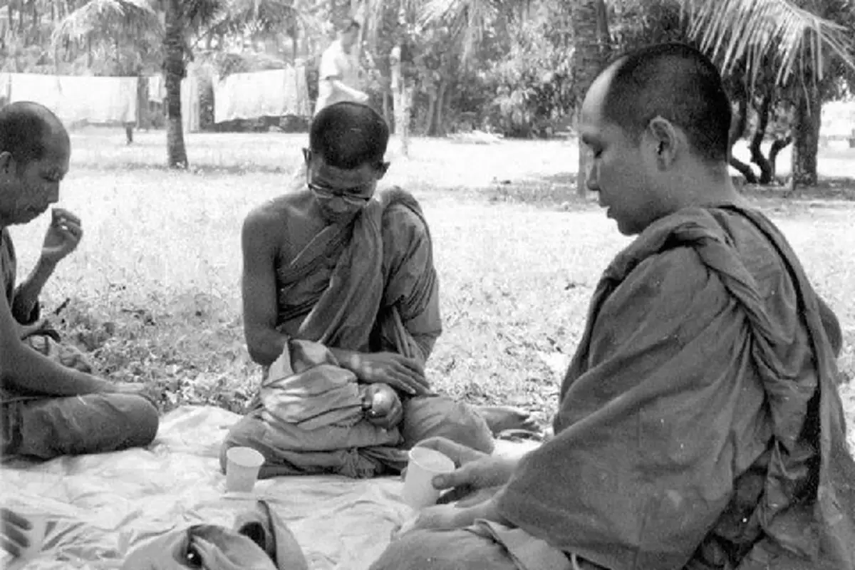 กราบสาธุ!!! ภาพประวัติศาสตร์ "หลวงตามหาบัว" เดินนำหน้า "สมเด็จพระสังฆราชองค์ที่ ๒๐" ขณะออกบิณฑบาตตามหมู่บ้านชนบท