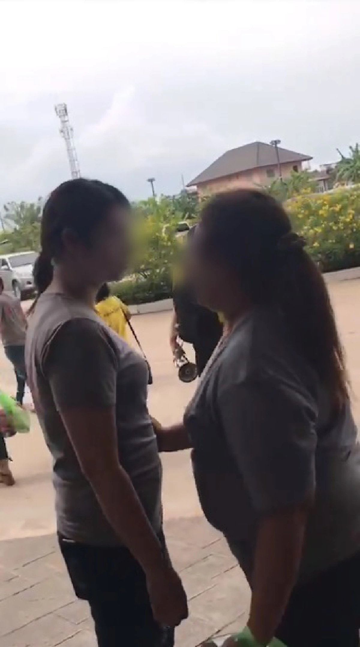 ไม่อายหรอคะ ?!! เฉียบขาด “เมียหลวงเดือด” บุกเอา “กกน.” ไปคืน “เมียน้อย” ในงานสัมมนา ตะโกนด่าลั่น เพื่อนร่วมงานมองตรึม (มีคลิป)