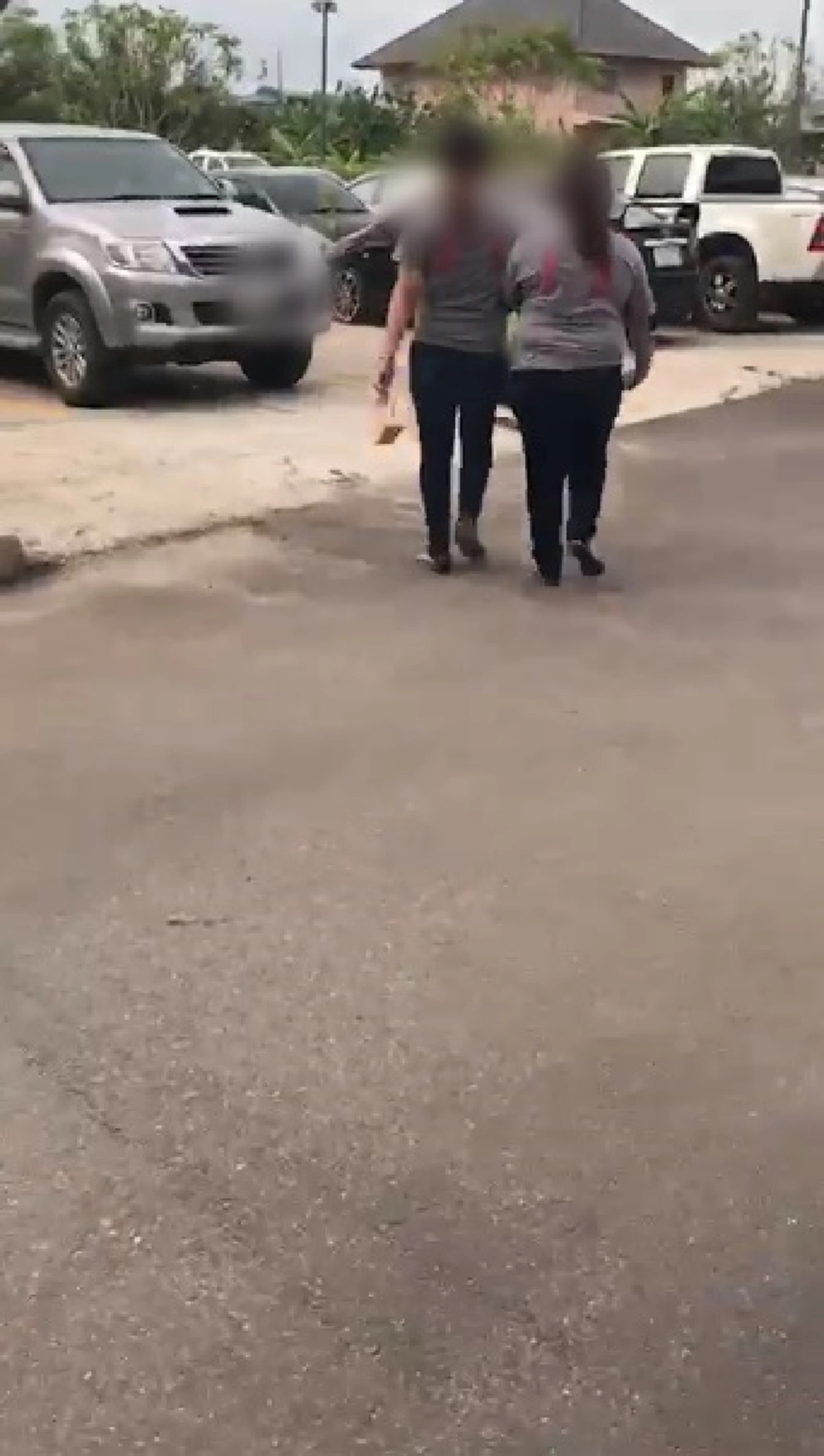 ไม่อายหรอคะ ?!! เฉียบขาด “เมียหลวงเดือด” บุกเอา “กกน.” ไปคืน “เมียน้อย” ในงานสัมมนา ตะโกนด่าลั่น เพื่อนร่วมงานมองตรึม (มีคลิป)