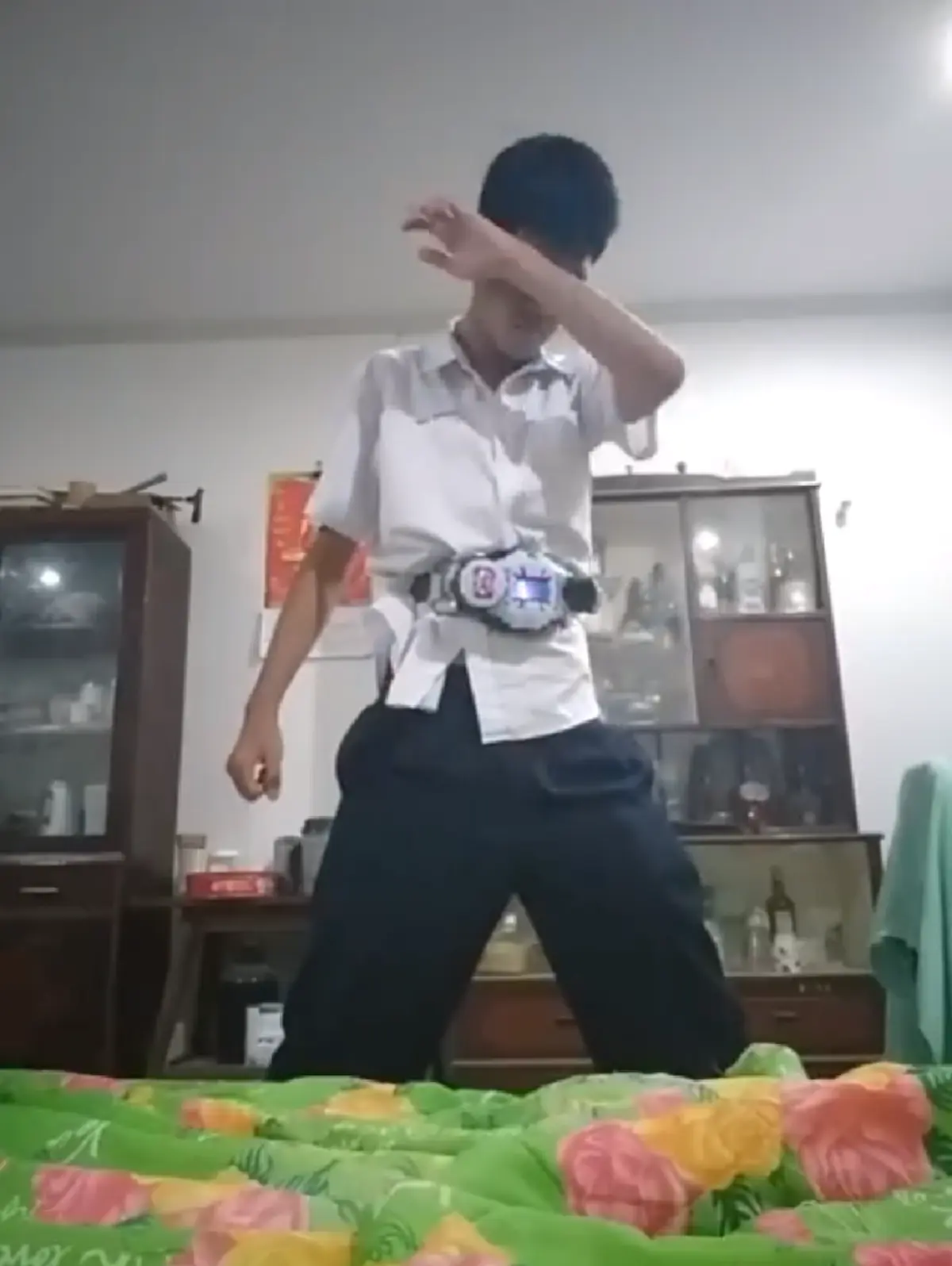 หนุ่มโชว์ลีลาการแปลงร่าง ตามตำหรับมาสค์ไรเดอร์ ลั่น"จงสยบต่อจอมมารซะเถอะ" ตอนจบสุดพีค กระโดดถีบกล้องปลิว ล่าสุดคนดุ 3 ล้านวิวแล้ว(คลิป)