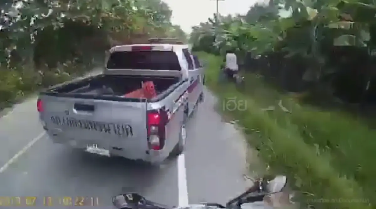 คลิปตำรวจไล่ล่า จยย. ควบเต็มสปีด
