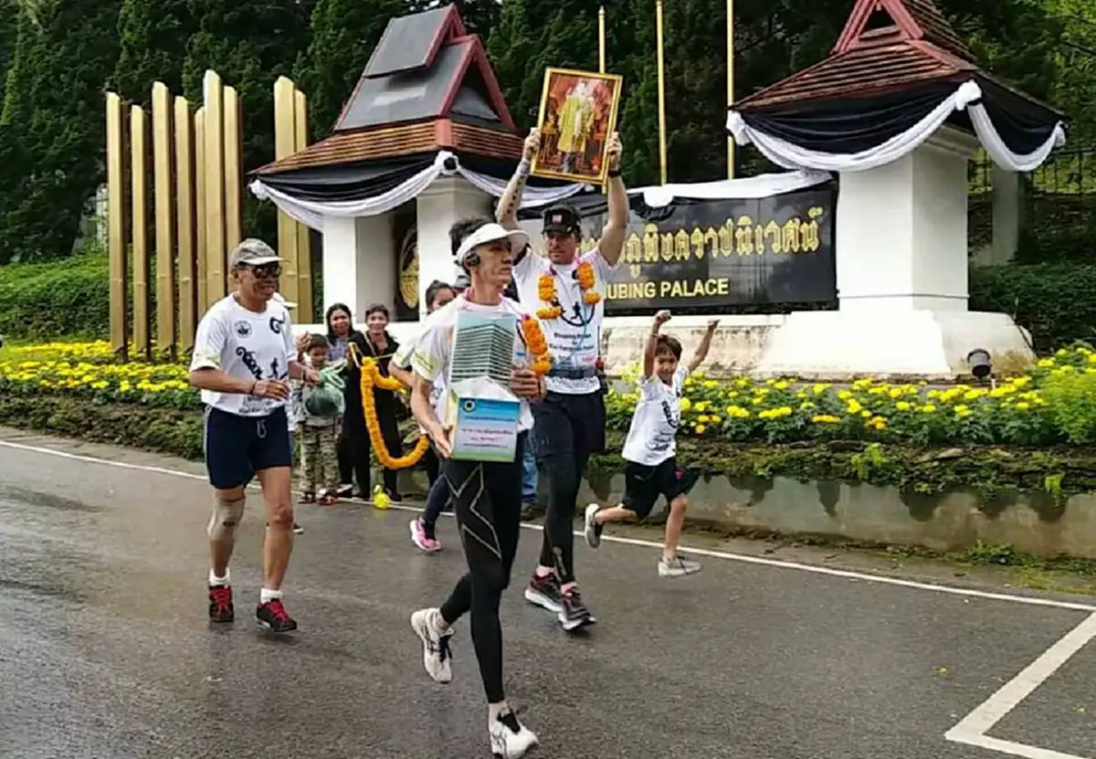 คุณไม่ใช่คนไทย แต่ทำไมถึงทำสิ่งที่ยิ่งใหญ่ขนาดนี้?? สดุดี อดีตทหารคอมมานโดอังกฤษวิ่งจากเชียงใหม่สู่วังไกลกังวล ถวายอาลัย "ในหลวง ร.9"