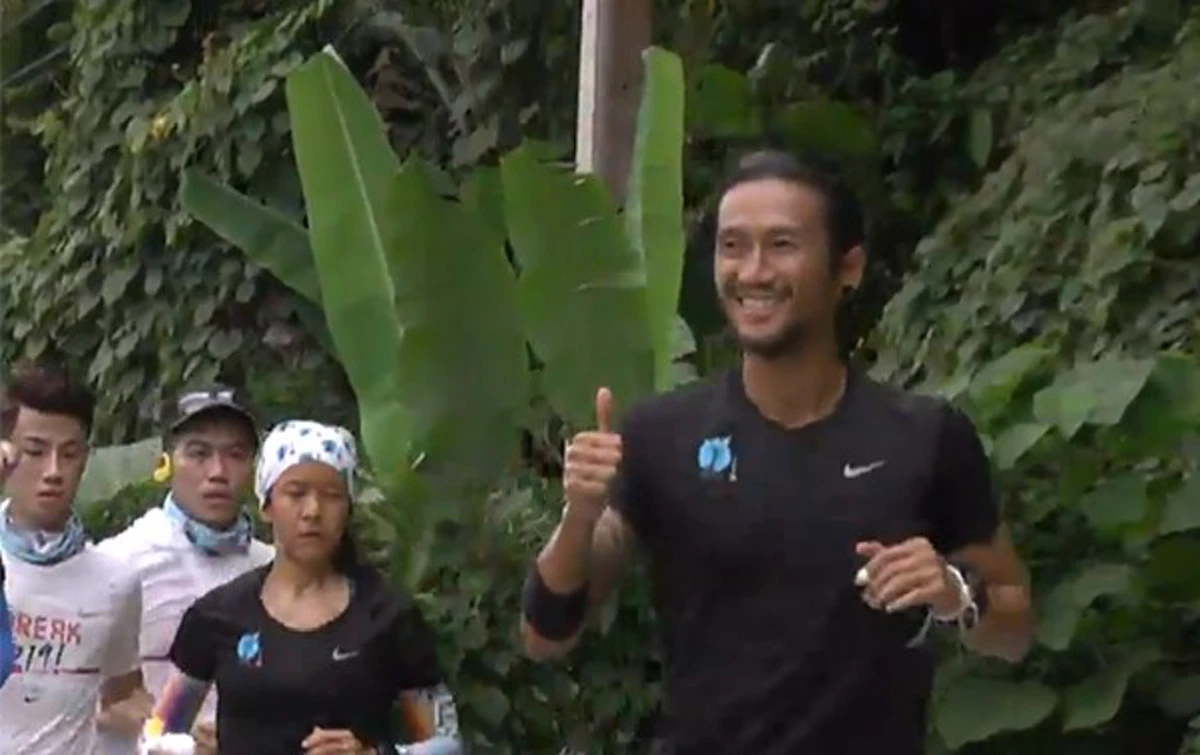 เห็นพี่ตูนวิ่ง ก็ทำให้นึกถึงท่านนี้ !!! "ด.ต.พลาม" วิ่งหาสันติสุขจากแม่สายมาเบตงด้วยรองเท้าคอมแบทเมื่อปี 48...ต่างเป้าหมายแต่หัวใจเดียวกัน!