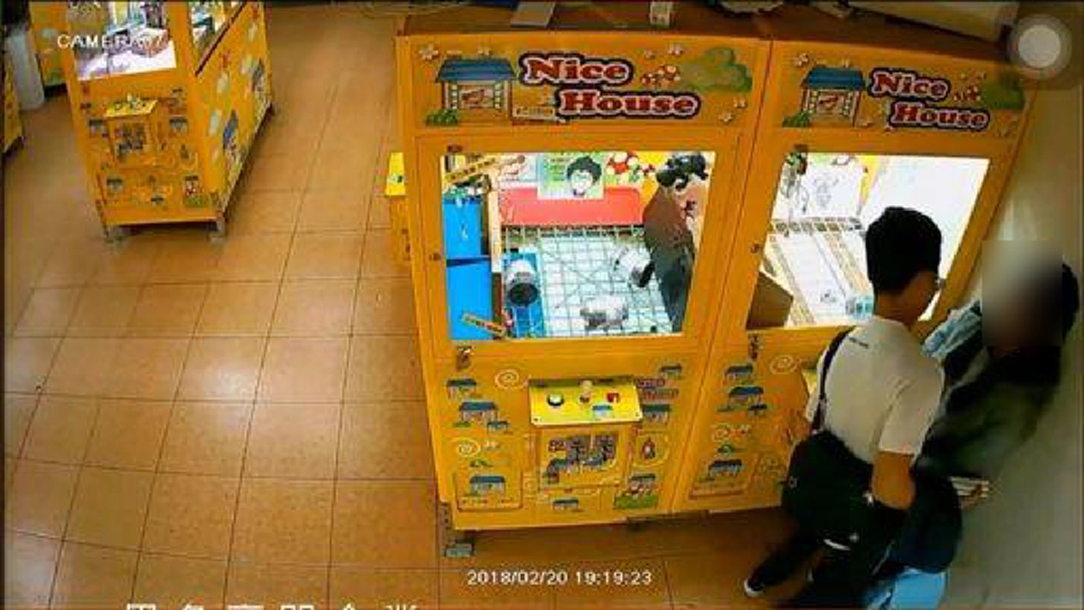 แชร์สนั่น!!! สุดเสื่อม ว่อนคลิปคู่รักนัวเนียกันกลางห้าง สุดพีคฝ่ายหญิงถึงกับอมนกเขาให้ ไม่แคร์สื่อ วงจรปิดจับภาพชัดเจน!!!