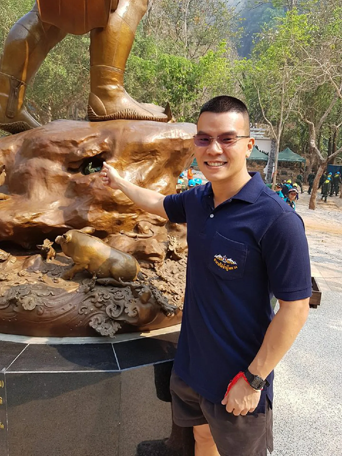 หมอภาคย์ โชว์ภาพอีกหนึ่ง UNSEEN ที่อยู่ใต้ฐานรูปปั้นวีรบุรุษแซม แต่ความหมายต้องถาม อ.เฉลิมชัย นะครับ