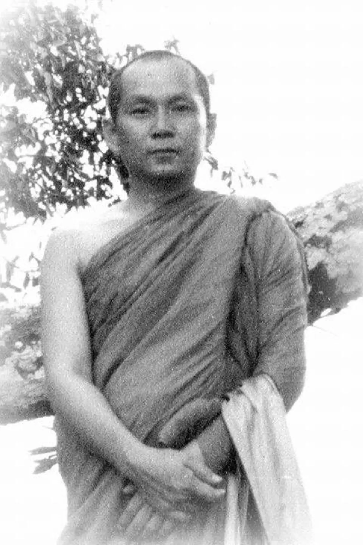 กราบสาธุ!!! ภาพประวัติศาสตร์ "หลวงตามหาบัว" เดินนำหน้า "สมเด็จพระสังฆราชองค์ที่ ๒๐" ขณะออกบิณฑบาตตามหมู่บ้านชนบท