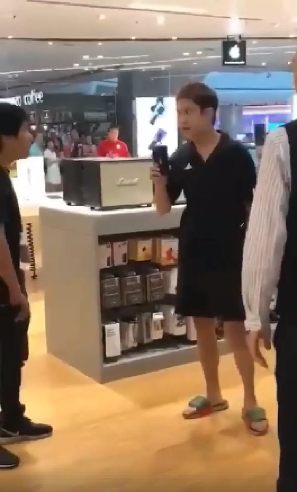 ขุดยันพ่อแม่! เพจดังเปิดอาชีพบุพการี "อาร์ม" หัวร้อนต่อยพนง.สาว ใหญ่โตไม่เบามีอำนาจทางกฎหมาย!