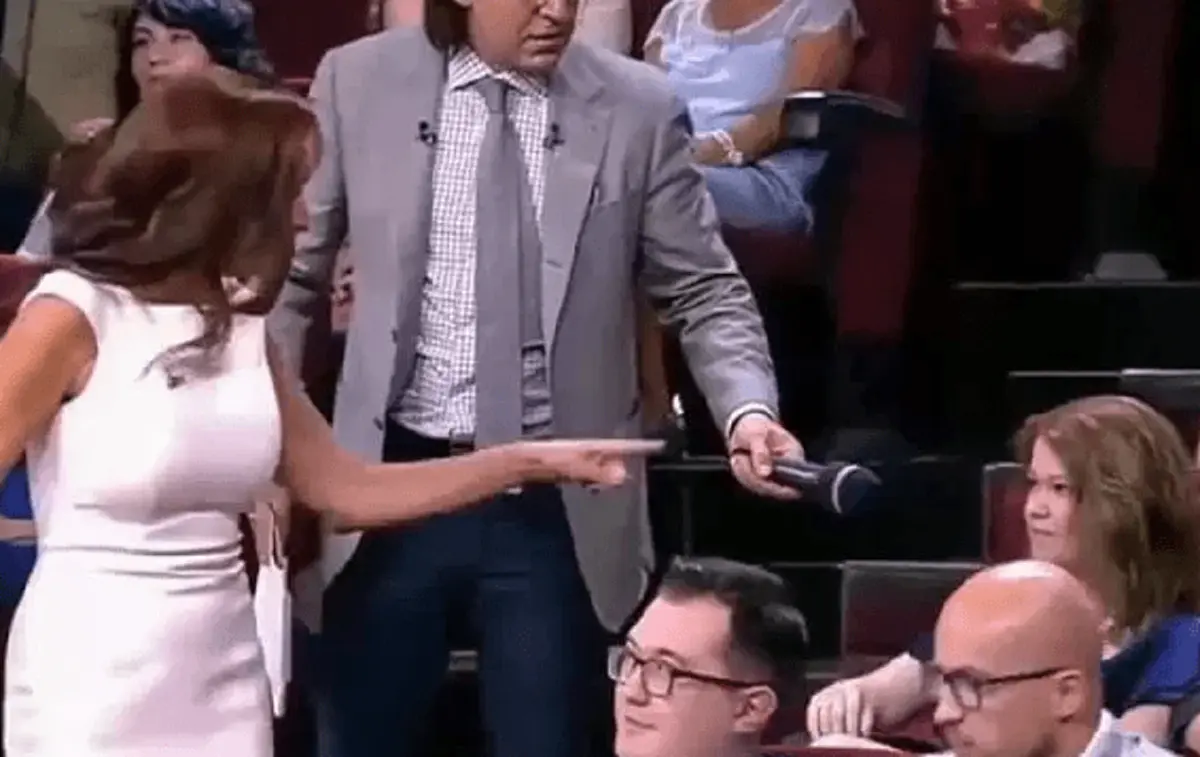 ดารารัสเซีย ตบหน้าคนดูออกอากาศ เหตุด่าลูก (ดูคลิป)