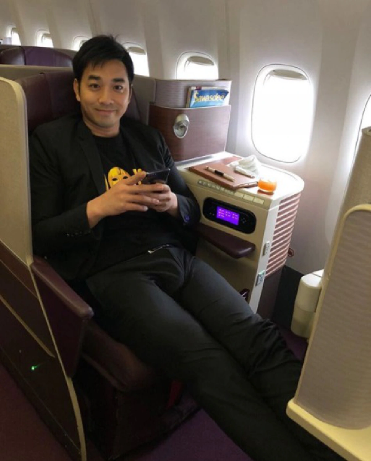 แม่เจ้าโว้ย!! "เจมส์ เรืองศักดิ์ โพสต์รูปขึ้นเครื่องบิน แต่ชาวเน็ตโฟกัสผิดจุด ตาลุกวาวกันเป้นแถบ กลายเป็นคู่แข่ง "โดม ปกรณ์ลัม" ไปซะแล้ว ??