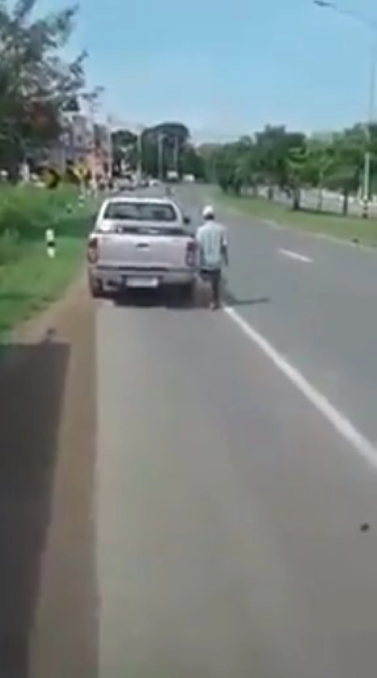 ใครพบเจอโปรดระวัง!!! มิจฉาชีพอีกรูปแบบ อ้างน้ำมันหมด ต้องเดินทางเลยเอาพระมาให้บูชา เจอตอกหน้ากลับหงายเงิบ!!!(มีคลิป)