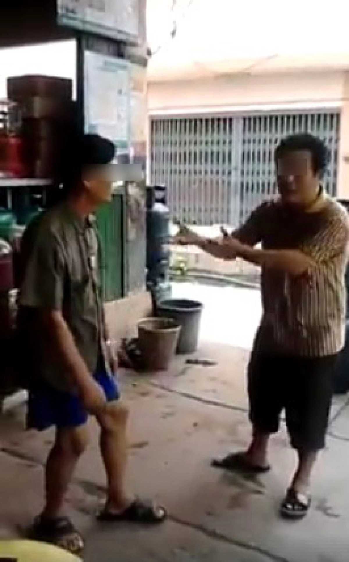 เรื่องนี้มีเงื่อนงำ!!! ปะทะเดือด คนส่งแก๊ส กับ ลูกค้า หาว่าไปส่งแก๊สที่บ้านแล้วแอบขโมยเงินลูกค้าในบ้าน แต่บอกเลยมีกลิ่นแปลกๆ!!!(คลิป)