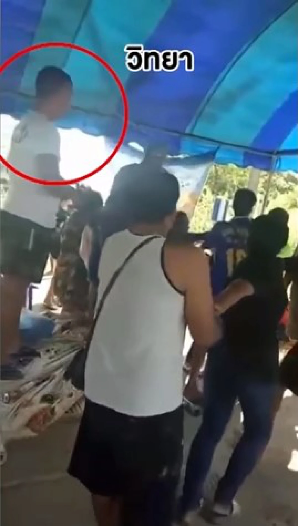 มึงย้ายเต๊นท์ไปเลยไปอยู่หลังเมรุ!!! ชาวบ้านเผยสิ้นสาเหตุปะทะเดือดนายกอบต. ด้านลูกน้องออกมาป้องนายกเป็นคนดี ทำงานดึกดื่นกลับบ้านเที่ยงคืน!!!