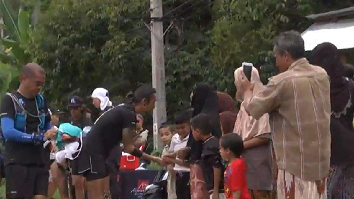 เห็นพี่ตูนวิ่ง ก็ทำให้นึกถึงท่านนี้ !!! "ด.ต.พลาม" วิ่งหาสันติสุขจากแม่สายมาเบตงด้วยรองเท้าคอมแบทเมื่อปี 48...ต่างเป้าหมายแต่หัวใจเดียวกัน!