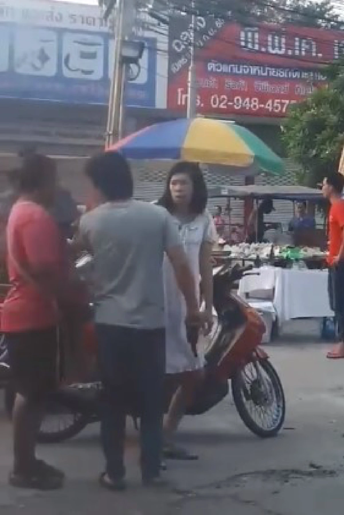 โคตรเถื่อน!!! ยิงสนั่นตลาด พ่อค้าปะทะเจ้าของแผง ลาดพร้าว 101 กร่างคับฟ้าใหญ่คับที่จริงๆ!!!(มีคลิป)