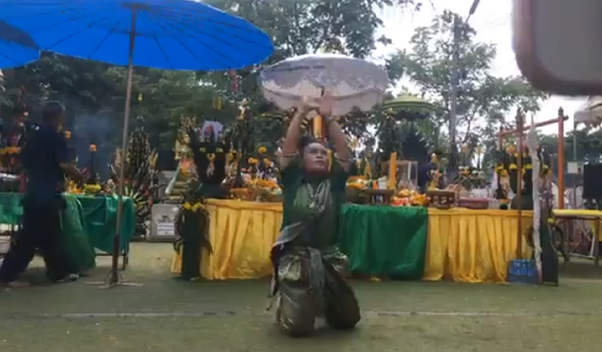 แห่ส่องก่อนหวยออก !!! "นาคน้อย" รำถวาย หยดน้ำตาเทียนใส่อ่างน้ำมนต์ ผู้ศรัทธาจ้องดูเลขกลางพิธี (คลิป)
