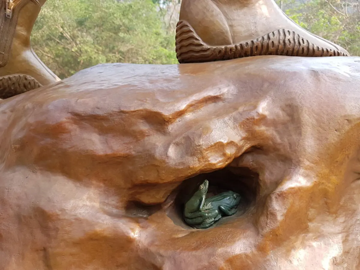 หมอภาคย์ โชว์ภาพอีกหนึ่ง UNSEEN ที่อยู่ใต้ฐานรูปปั้นวีรบุรุษแซม แต่ความหมายต้องถาม อ.เฉลิมชัย นะครับ