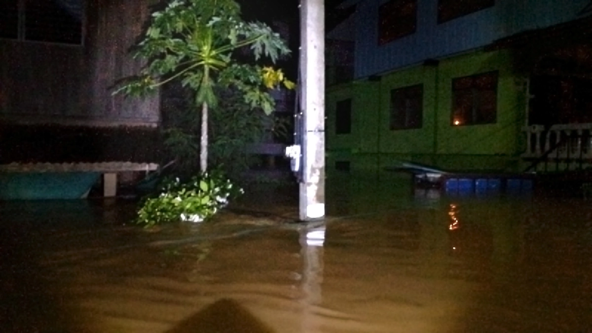 เฝ้าระวังอย่างใจจดใจจ่อ!!! เผยคลิปที่จังหวัดเลย สถานการณ์น้ำถึงขั้นวิกฤตแล้ว ชาวบ้านผวาช่วยกันสอดส่องดูแลอย่างหนัก!!!(มีคลิป)