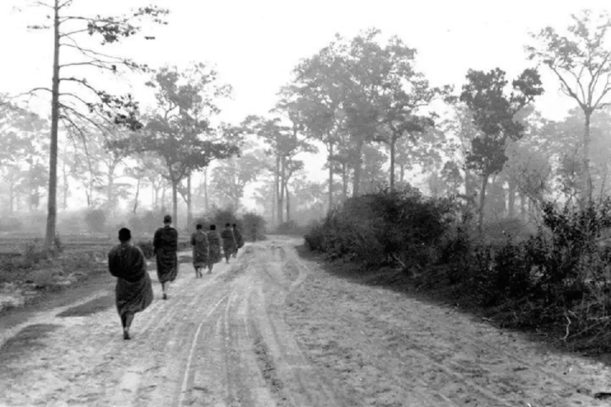 กราบสาธุ!!! ภาพประวัติศาสตร์ "หลวงตามหาบัว" เดินนำหน้า "สมเด็จพระสังฆราชองค์ที่ ๒๐" ขณะออกบิณฑบาตตามหมู่บ้านชนบท