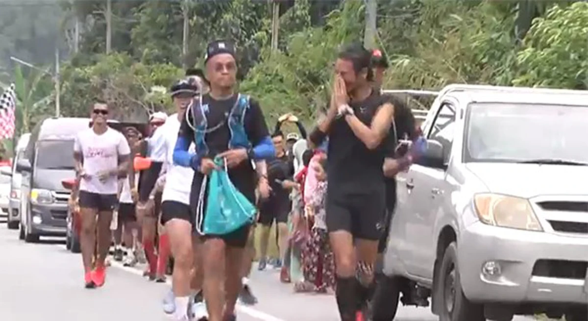 ภาพนี้ทำให้น้ำตาไหล..."ก้อย รัชวิน" โพสต์ภาพเด็กน้อยยืนอยู่บนรถทหารชูป้าย"สู้ๆ" ในดินแดนที่เขาว่า"น่ากลัวที่สุด"...เดินทางครั้งนี้