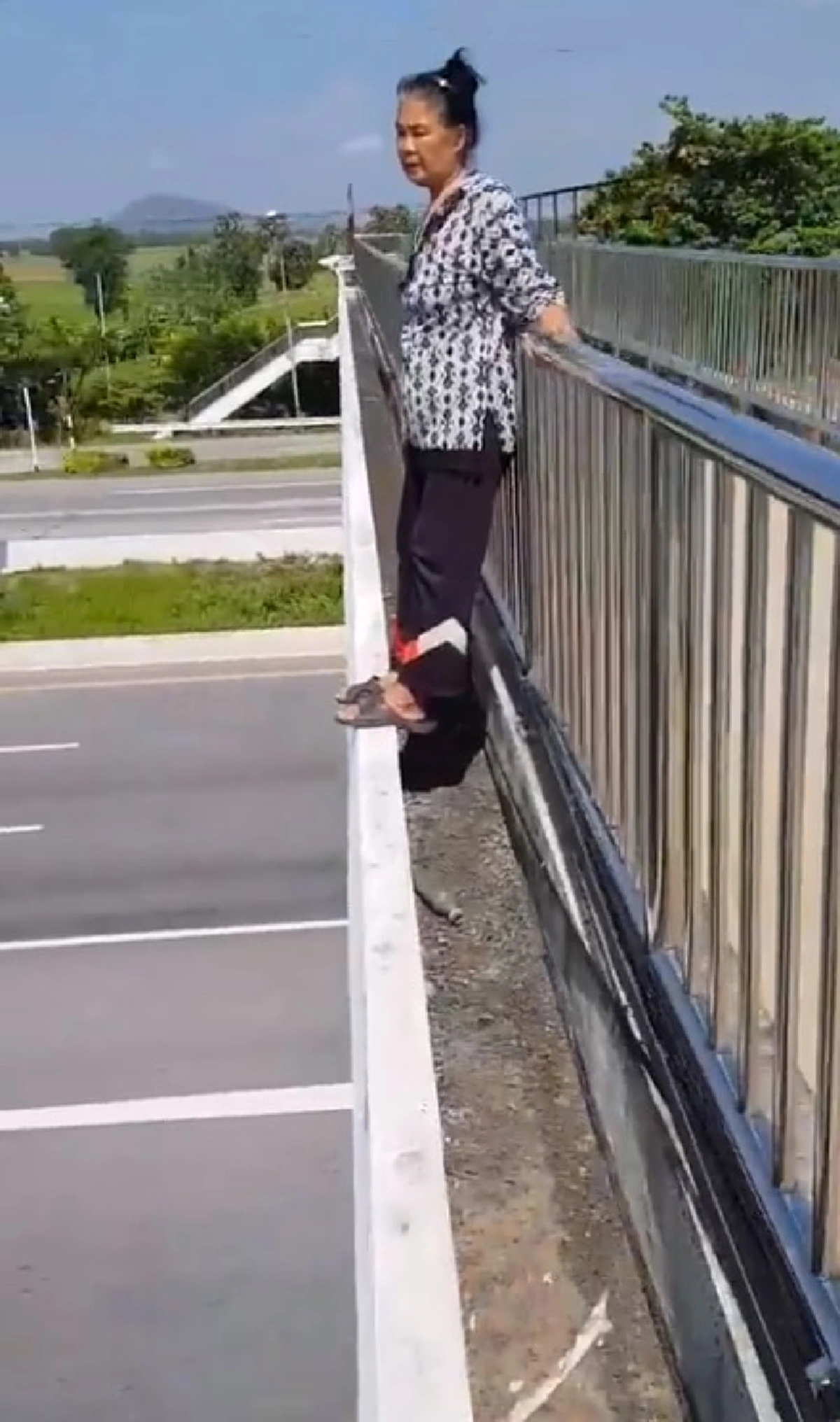 นาทีชีวิตฮีโร่มา !!!! “ตำรวจ” เกลี่ยกล่อมบุกเข้าช่วย “ป้าคิดสั้น” กำลังโดดสะพานลอย ...เจรจาสะอึกถึงหัวใจ ป้ามีปัญหาอะไรคุยกับผมได้ !! (คลิป)