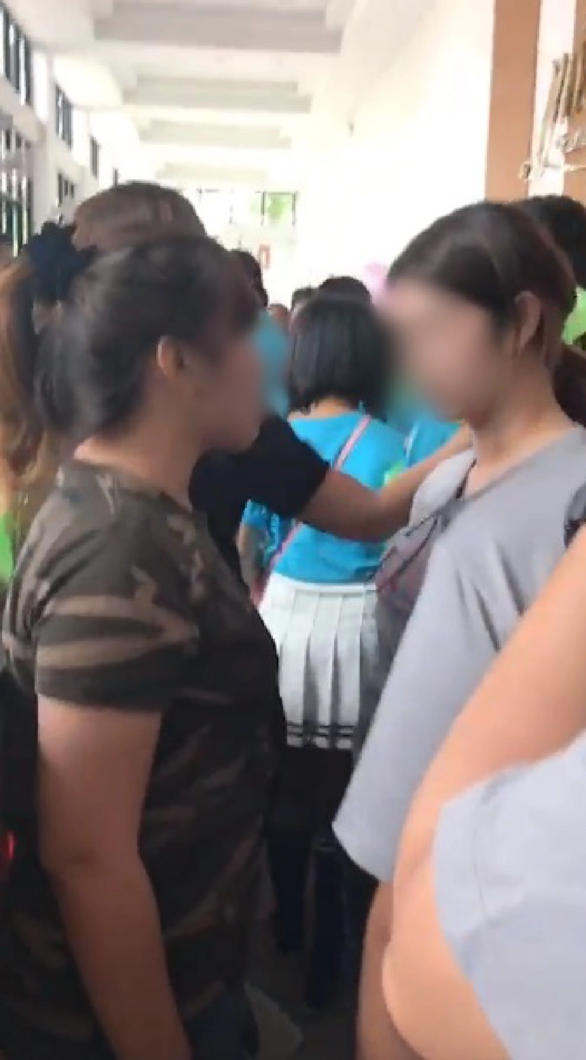 ไม่อายหรอคะ ?!! เฉียบขาด “เมียหลวงเดือด” บุกเอา “กกน.” ไปคืน “เมียน้อย” ในงานสัมมนา ตะโกนด่าลั่น เพื่อนร่วมงานมองตรึม (มีคลิป)