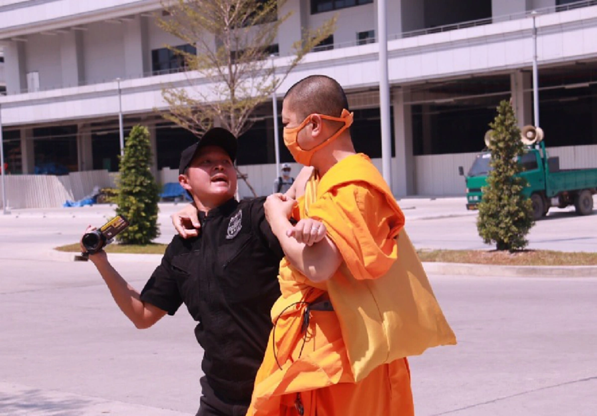 สงสัยยังไม่เห็นภาพ!!??..."พระสนิทวงศ์" ร่อนแถลง ความรุนแรงที่เกิดขึ้นไม่ใช่ฝีมือของฝ่าย "ธรรมกาย" !!(รายละเอียด)