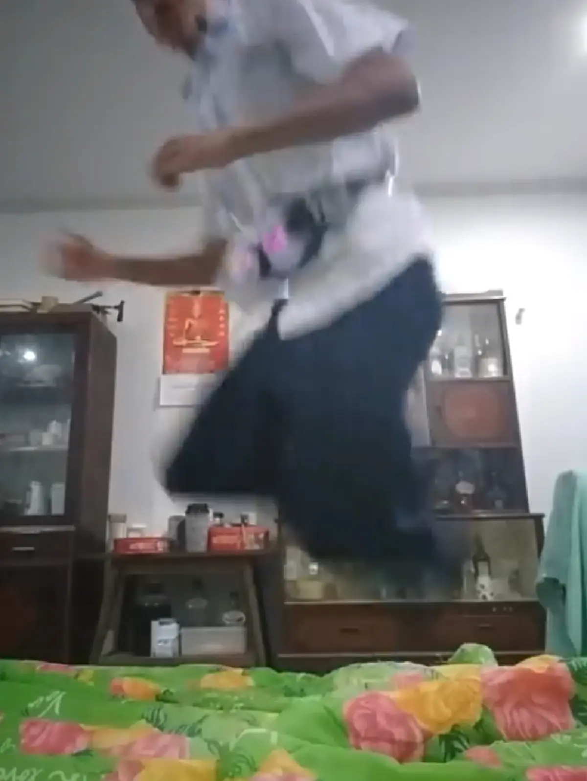 หนุ่มโชว์ลีลาการแปลงร่าง ตามตำหรับมาสค์ไรเดอร์ ลั่น"จงสยบต่อจอมมารซะเถอะ" ตอนจบสุดพีค กระโดดถีบกล้องปลิว ล่าสุดคนดุ 3 ล้านวิวแล้ว(คลิป)