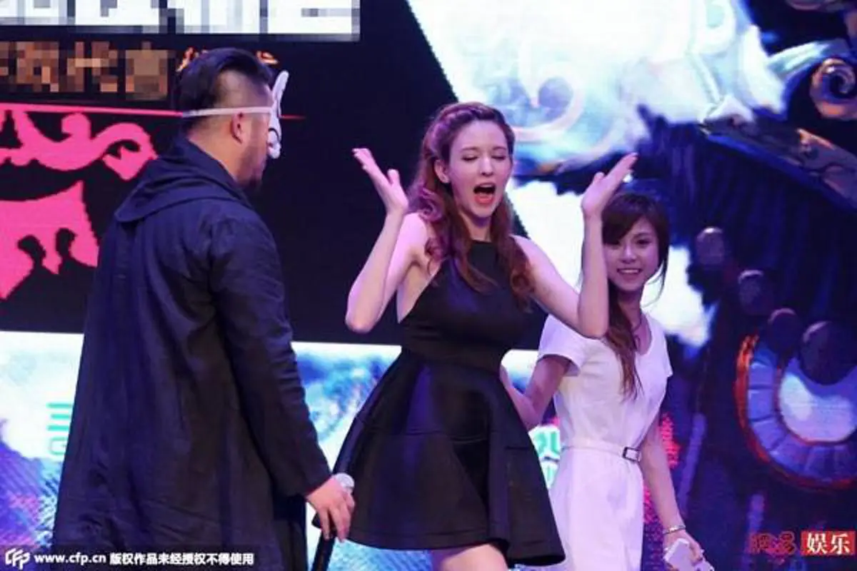 สายเปย์ที่แท้ทรู !! มหาเศรษฐีใจป้ำ ทุ่มเงิน 270 ล้าน ซื้อตัว "โรลา ทาคิซาว่า" อดีตนางเอก AV เซ็นสัญญาให้เป็นผู้ช่วยส่วนตัว 15 ปี !!!