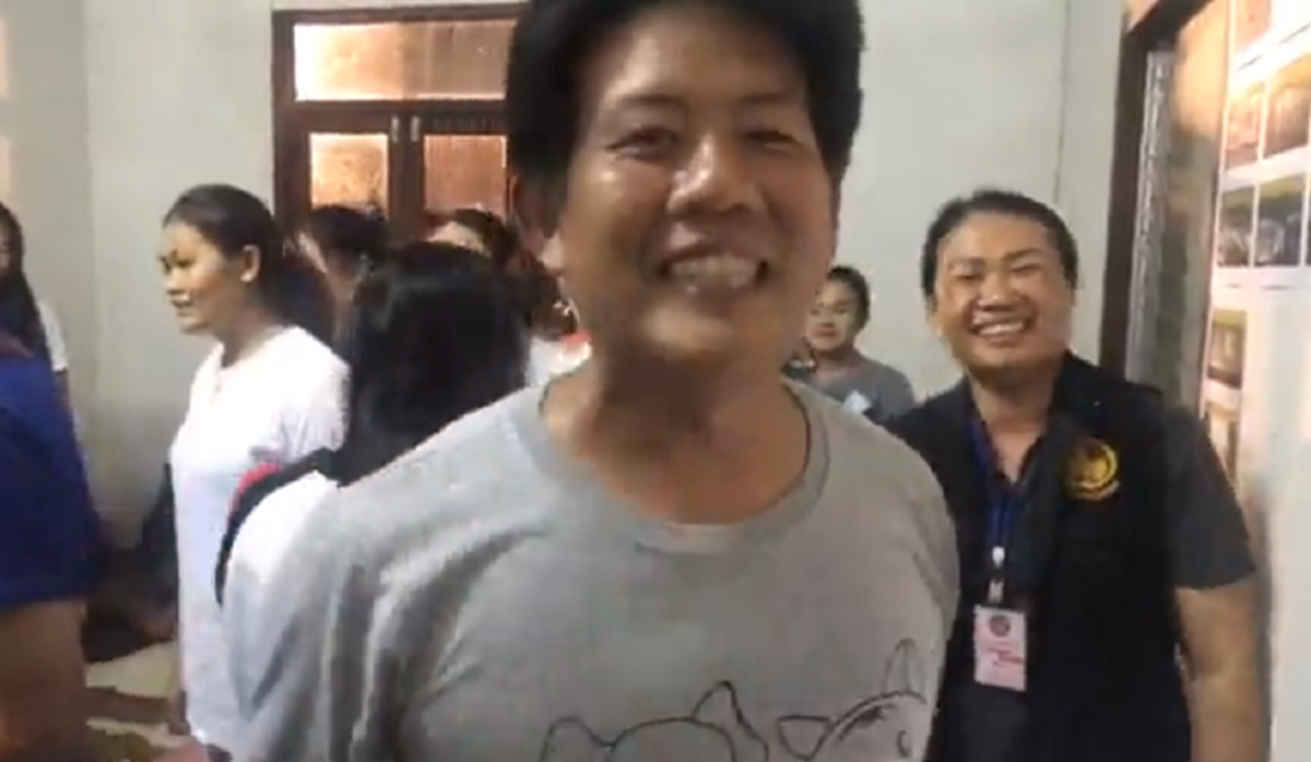 ขอบคุณทุกฝ่ายจริงๆ !!! วินาที "พ่อแม่-ญาติ" โห่ร้องดีใจลั่น หลังทราบข่าว ทีมหมูป่าอะคาเดมีที่ติดอยู่ภายในถ้ำ ปลอดภัยดีทั้ง 13 ชีวิต!! (คลิป)