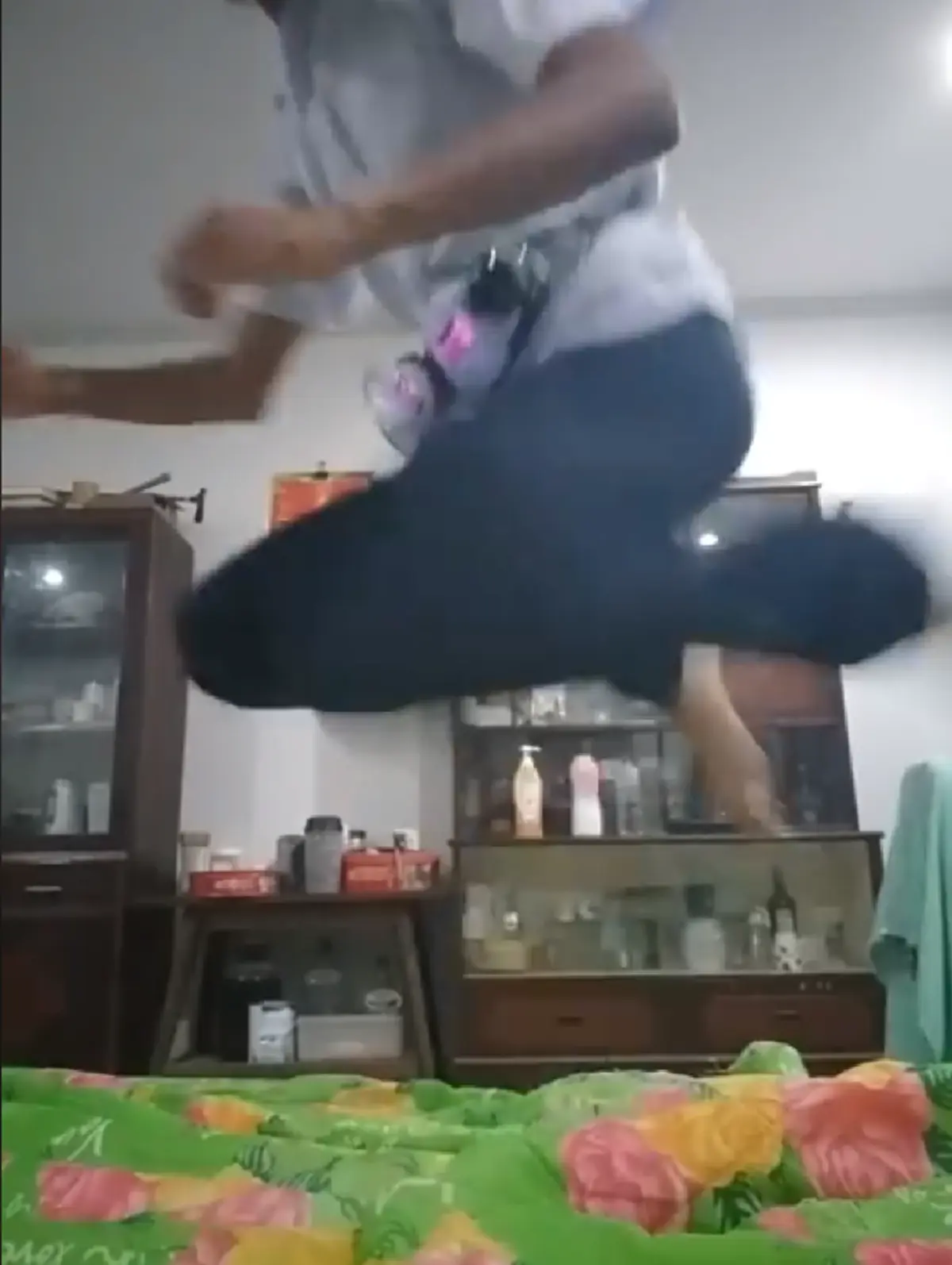 หนุ่มโชว์ลีลาการแปลงร่าง ตามตำหรับมาสค์ไรเดอร์ ลั่น"จงสยบต่อจอมมารซะเถอะ" ตอนจบสุดพีค กระโดดถีบกล้องปลิว ล่าสุดคนดุ 3 ล้านวิวแล้ว(คลิป)