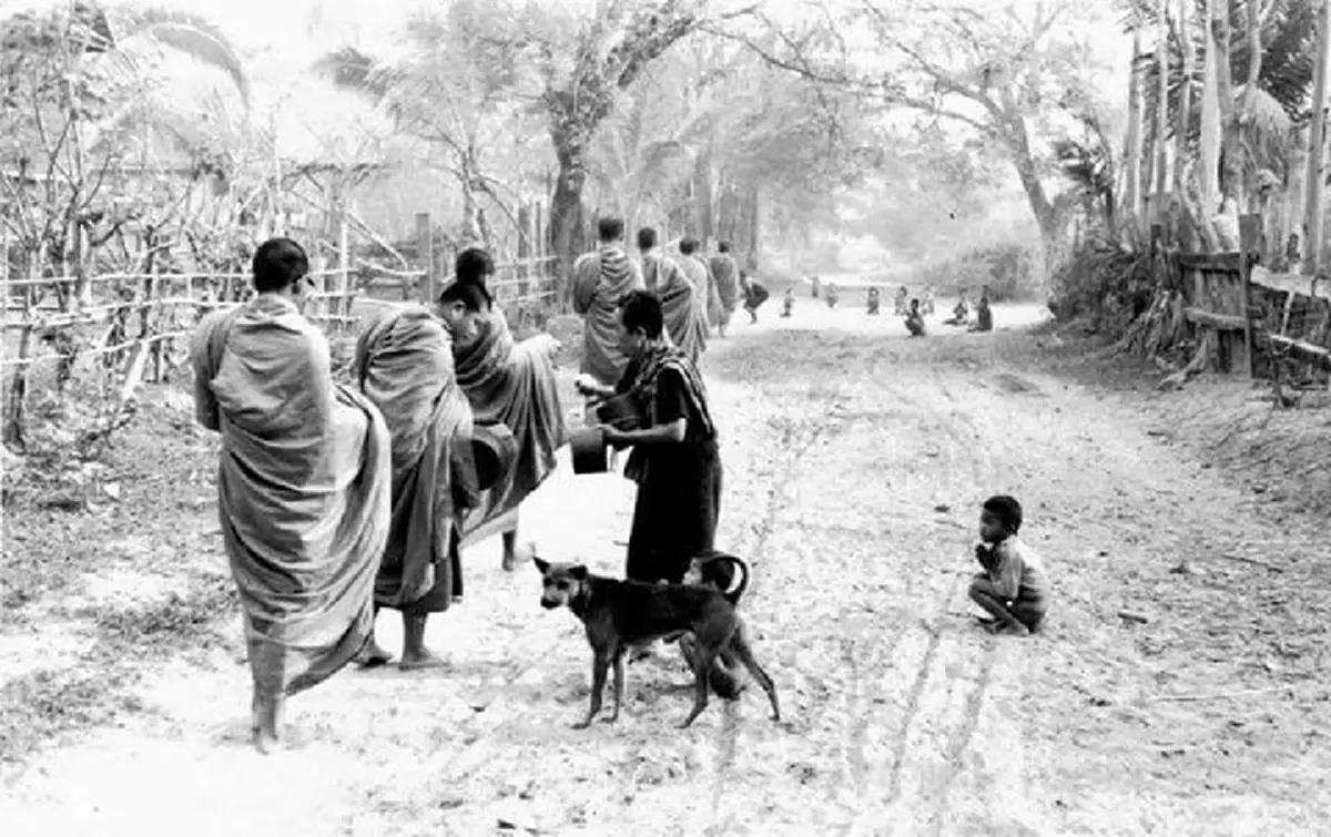 กราบสาธุ!!! ภาพประวัติศาสตร์ "หลวงตามหาบัว" เดินนำหน้า "สมเด็จพระสังฆราชองค์ที่ ๒๐" ขณะออกบิณฑบาตตามหมู่บ้านชนบท