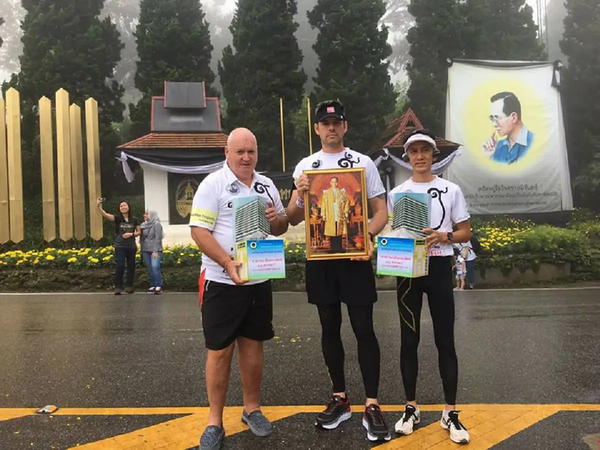 ขอกำลังใจคนไทย!! คริส อดีตทหารคอมมานโดอังกฤษ ร่างกายทรุดเข้ารพ.แต่ไม่ละความตั้งใจวิ่ง900กิโลร่วมหาทุนสร้างตึกศิริราช สู้เพื่อพ่อ