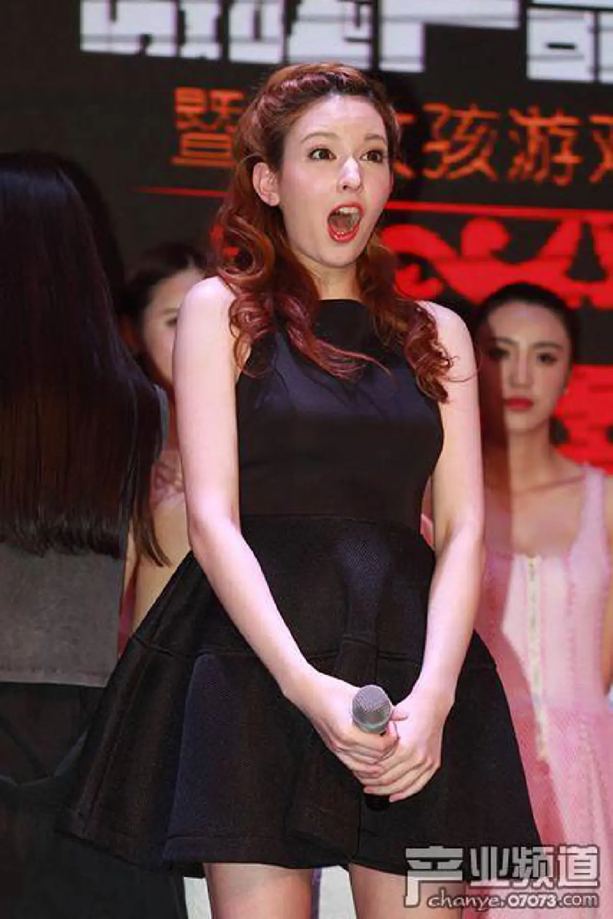 สายเปย์ที่แท้ทรู !! มหาเศรษฐีใจป้ำ ทุ่มเงิน 270 ล้าน ซื้อตัว "โรลา ทาคิซาว่า" อดีตนางเอก AV เซ็นสัญญาให้เป็นผู้ช่วยส่วนตัว 15 ปี !!!