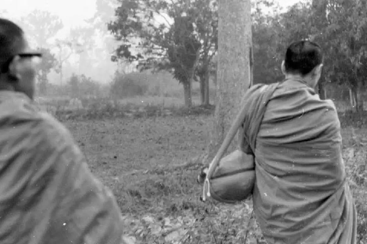 กราบสาธุ!!! ภาพประวัติศาสตร์ "หลวงตามหาบัว" เดินนำหน้า "สมเด็จพระสังฆราชองค์ที่ ๒๐" ขณะออกบิณฑบาตตามหมู่บ้านชนบท