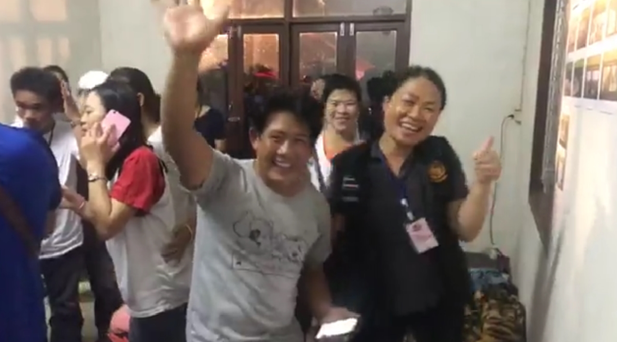 ขอบคุณทุกฝ่ายจริงๆ !!! วินาที "พ่อแม่-ญาติ" โห่ร้องดีใจลั่น หลังทราบข่าว ทีมหมูป่าอะคาเดมีที่ติดอยู่ภายในถ้ำ ปลอดภัยดีทั้ง 13 ชีวิต!! (คลิป)