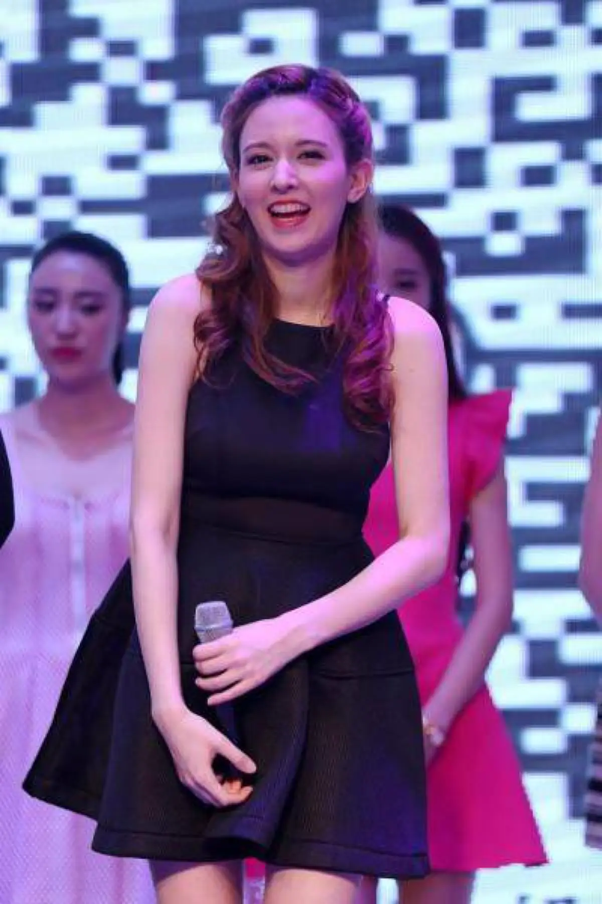 สายเปย์ที่แท้ทรู !! มหาเศรษฐีใจป้ำ ทุ่มเงิน 270 ล้าน ซื้อตัว "โรลา ทาคิซาว่า" อดีตนางเอก AV เซ็นสัญญาให้เป็นผู้ช่วยส่วนตัว 15 ปี !!!