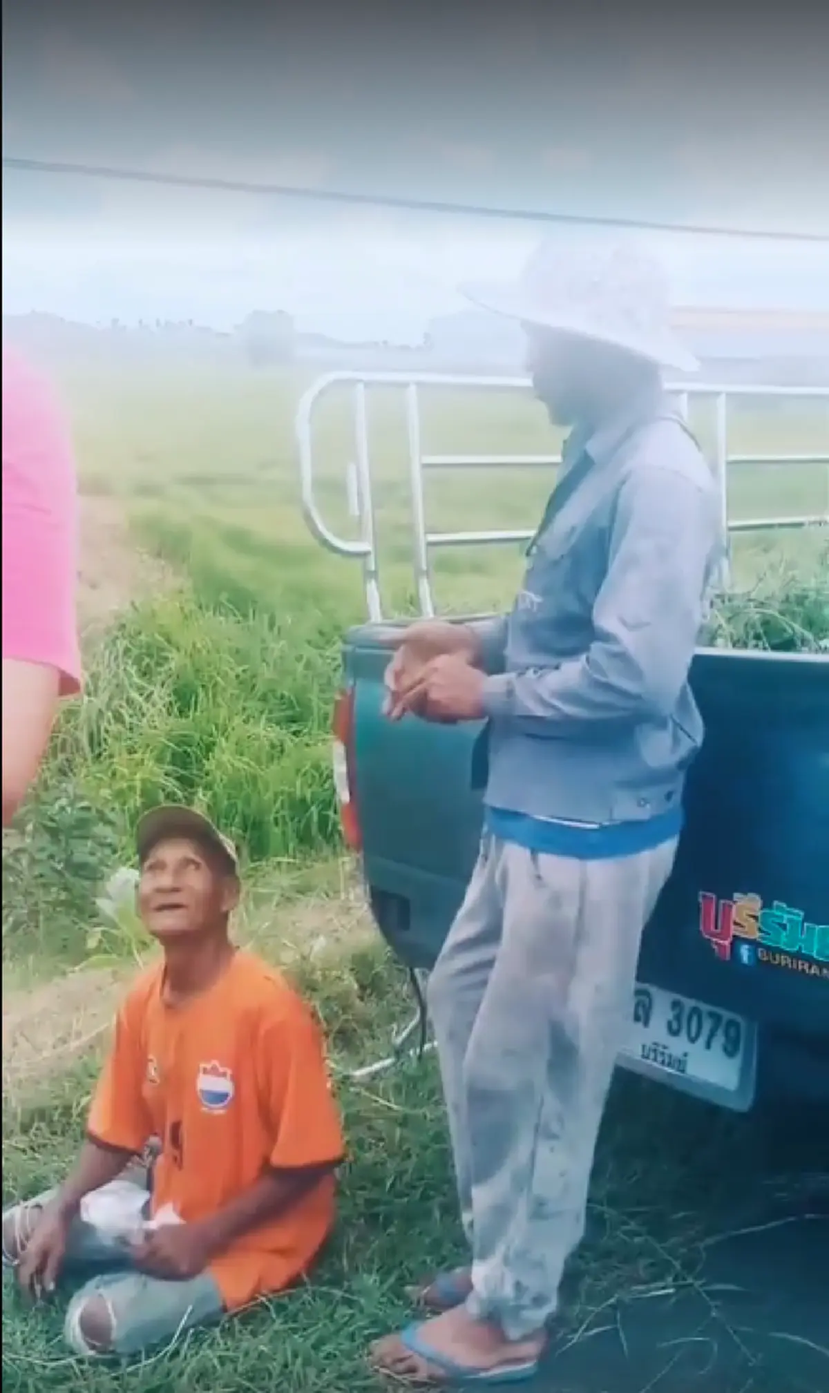 จับลุงขโมยตัดข้าวชาวบ้าน 