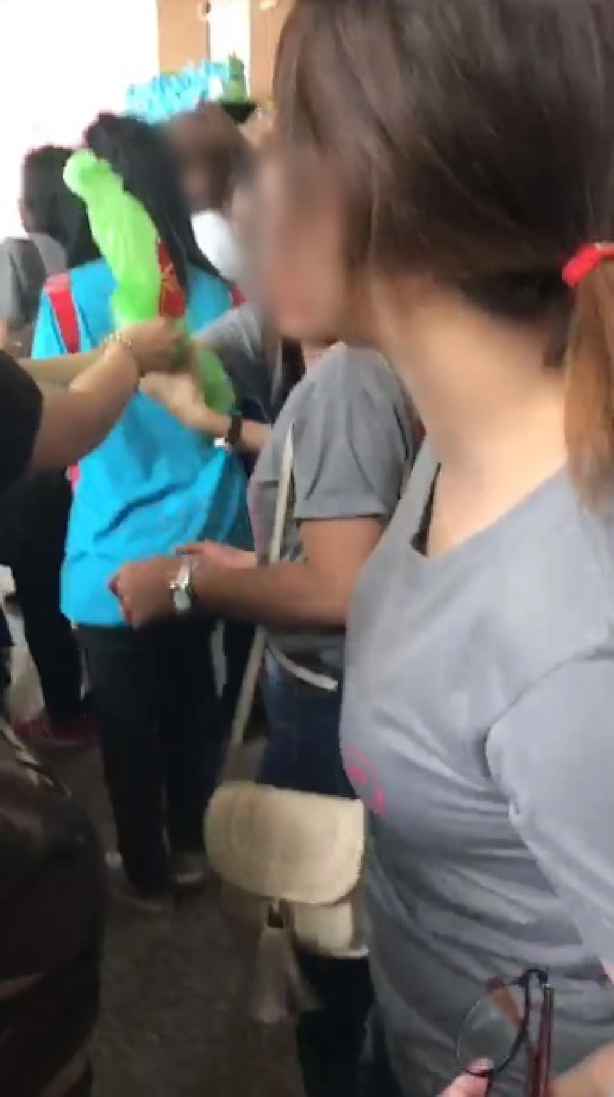 ไม่อายหรอคะ ?!! เฉียบขาด “เมียหลวงเดือด” บุกเอา “กกน.” ไปคืน “เมียน้อย” ในงานสัมมนา ตะโกนด่าลั่น เพื่อนร่วมงานมองตรึม (มีคลิป)