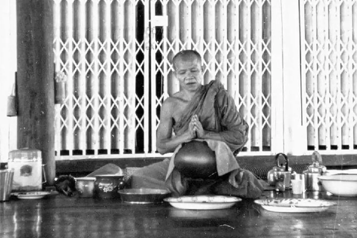 กราบสาธุ!!! ภาพประวัติศาสตร์ "หลวงตามหาบัว" เดินนำหน้า "สมเด็จพระสังฆราชองค์ที่ ๒๐" ขณะออกบิณฑบาตตามหมู่บ้านชนบท