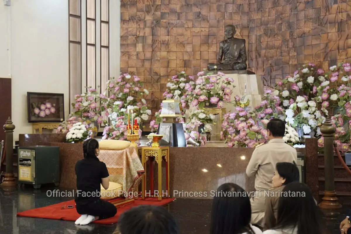 สุดซาบซึ้ง!!! พระองค์หญิงสิริวัณณวรี เสด็จไปทรงสักการะพระพุทธรูปจังหวัดสกลนคร ท่ามกลางประชาชนเฝ้ารอรับเสด็จ ทรงพูดคุยอย่างเป็นกันเอง (ชมภาพ)