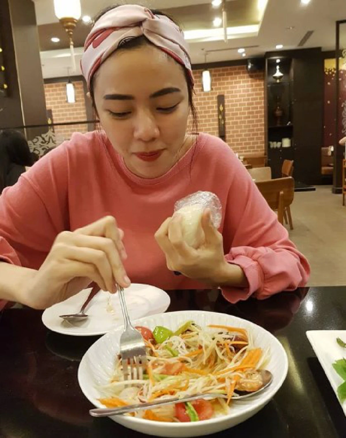 แทบไม่อยากเชื่อสายตา!!! ส่องชีวิต "นักแสดงชื่อดัง" มีเงินมหาศาล แต่ยังใช้ชีวิตติดดิน กินข้าวข้างทาง ทำเอาแฟนคลับแห่ชื่นชม! (ชมคลิป)