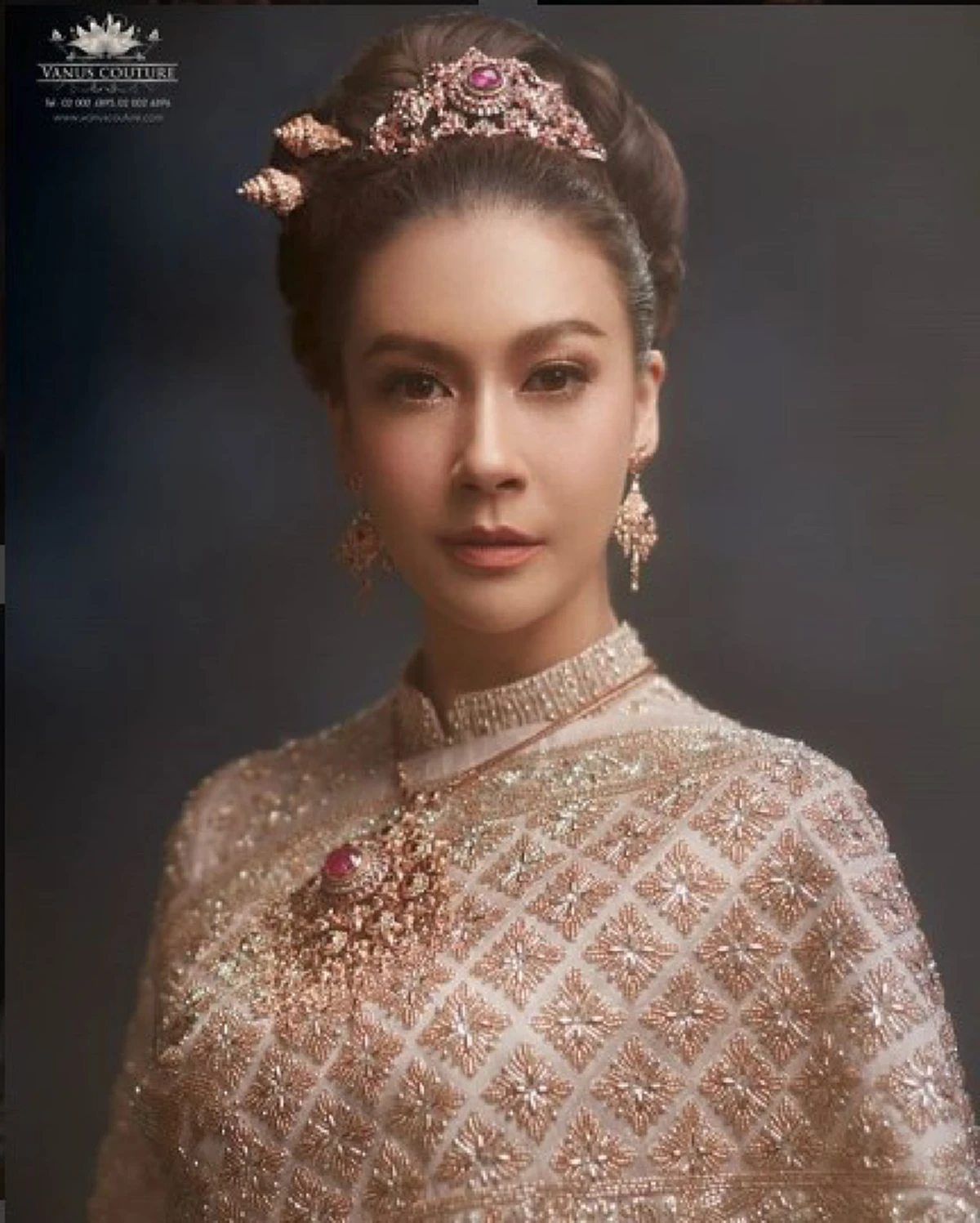 เฉิดฉายดั่งนางในวรรณคดี!!! ส่องภาพ "เอมี่ กลิ่นประทุม" สวมชุดไทย "พระราชนิยม" บอกเลยสง่างามจนมองตาไม่กระพริบ!