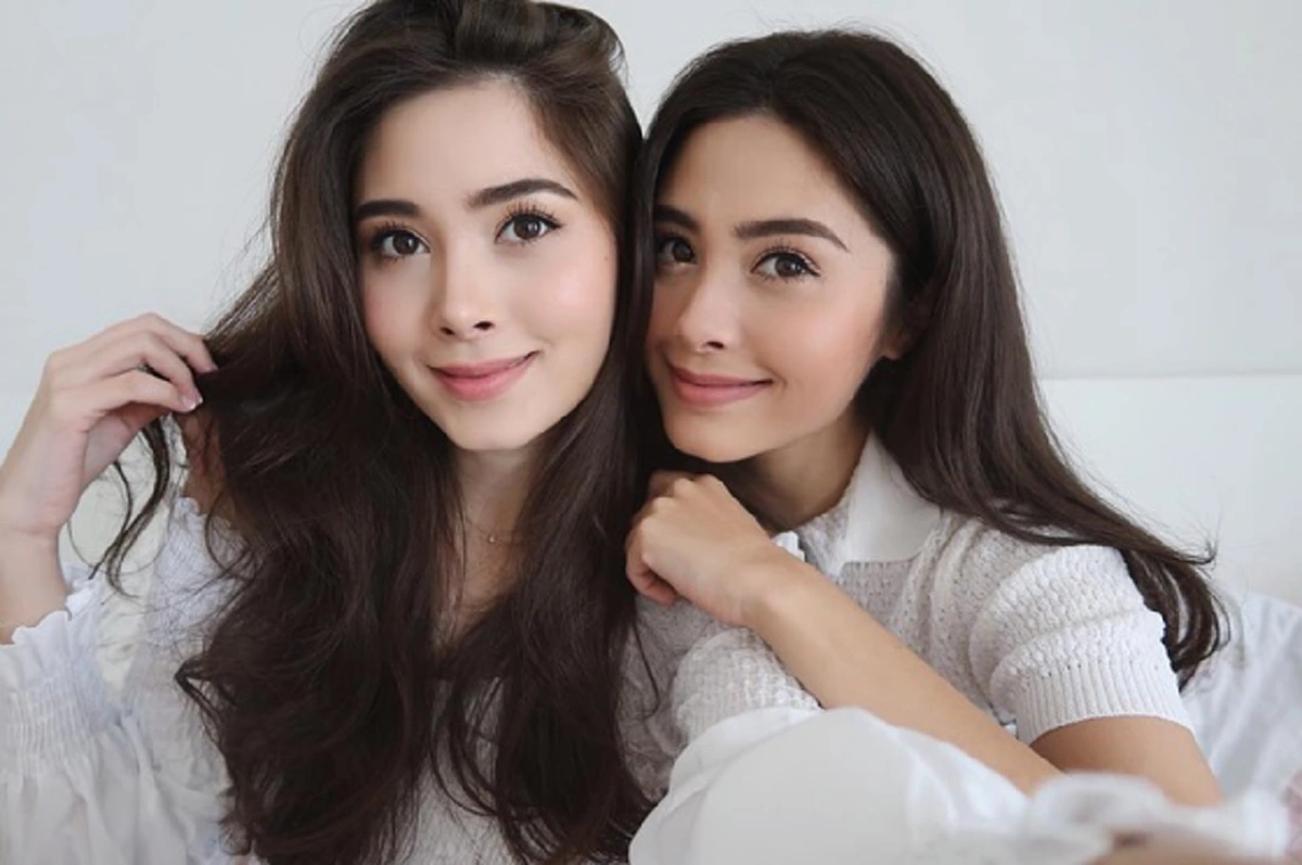 #คู่เดียวในวงการ!! ส่องภาพ นางเอกฝาแฝด “มิลลี่ นิกกี้” ทายาทนางแบบชื่อดัง บอกเลยสวยทั้งคู่ ลูกไม้หล่นไม่ไกลต้นจริงๆ !!