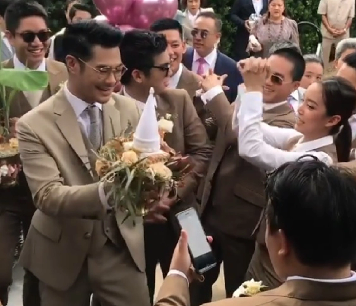 ลีลาเจ้าบ่าว "เนม เก็ตสึโนวา" เต้นคุกกี้เสี่ยงทาย ขอผ่านประตูเงินประตูทองไปหา "ป้อ สารชา" (คลิป)