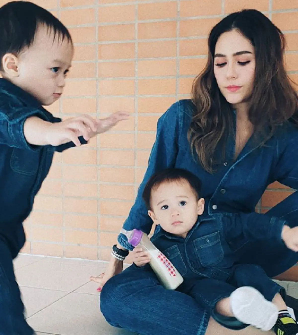 ได้ใจเต็มๆ "ชมพู่" ตอบชัดสาเหตุที่ไม่ซื้อของแพงให้ลูกแฝดใช้ รวยแค่ไหนก็ขอเลี้ยงแบบติดดิน