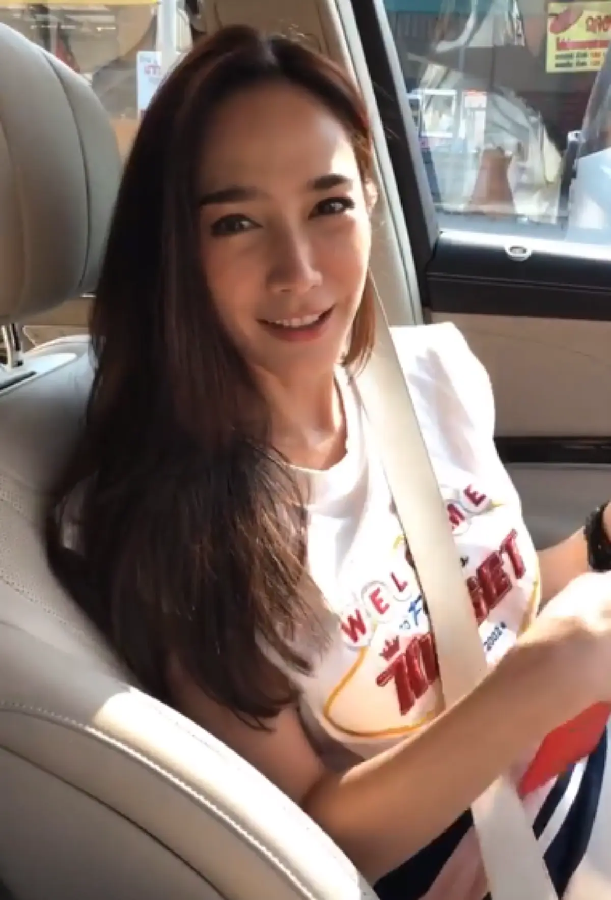 ยิ้มแก้มปริ \"อั้ม พัชราภา\" ได้อั่งเปาซองหนา จาก \"ไฮโซพก\"(คลิป)