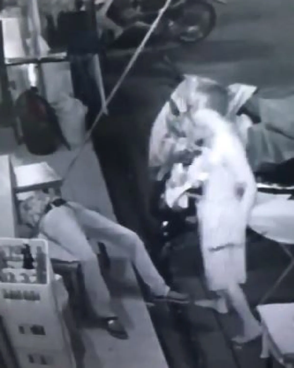 นรกส่งมาเกิด !! ...โผล่อีก "เดนมนุษย์ต่อยคนแก่" รัวหมัด-ฟันศอกจนล้มพับ ประวัติโชกโชนแถมเป็นหลานเจ้าอาวาส! (มีคลิป)