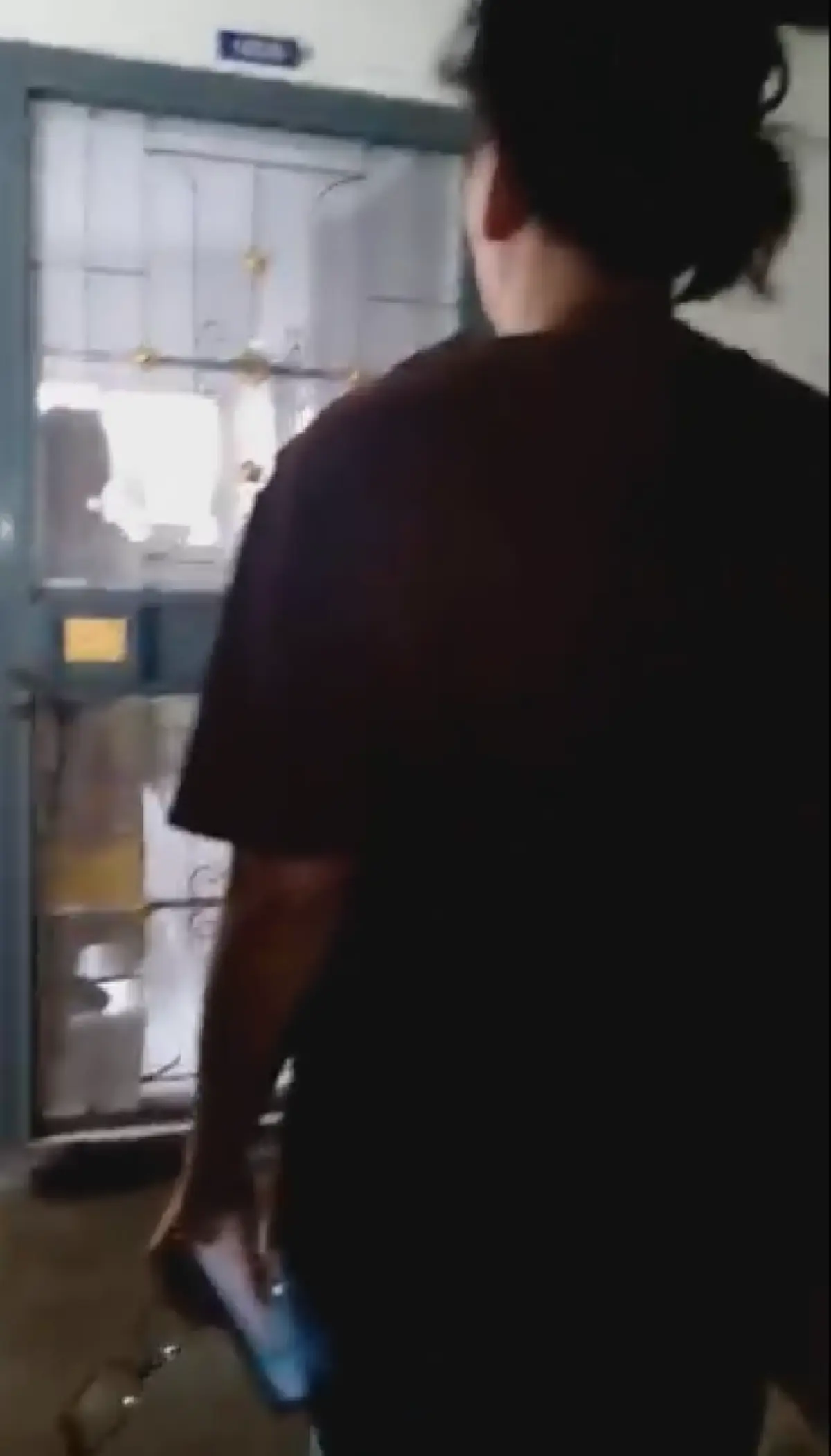 ต้องรอให้ลูกมึงหลับกูถึงจะหลับได้!! สุดเดือดเพื่อนข้างห้องส่งเสียงดังรบกวน เด็กวิ่งเล่นไม่เคยปราม พอเตือนโดนชี้หน้าด่าถึงห้อง (คลิป)